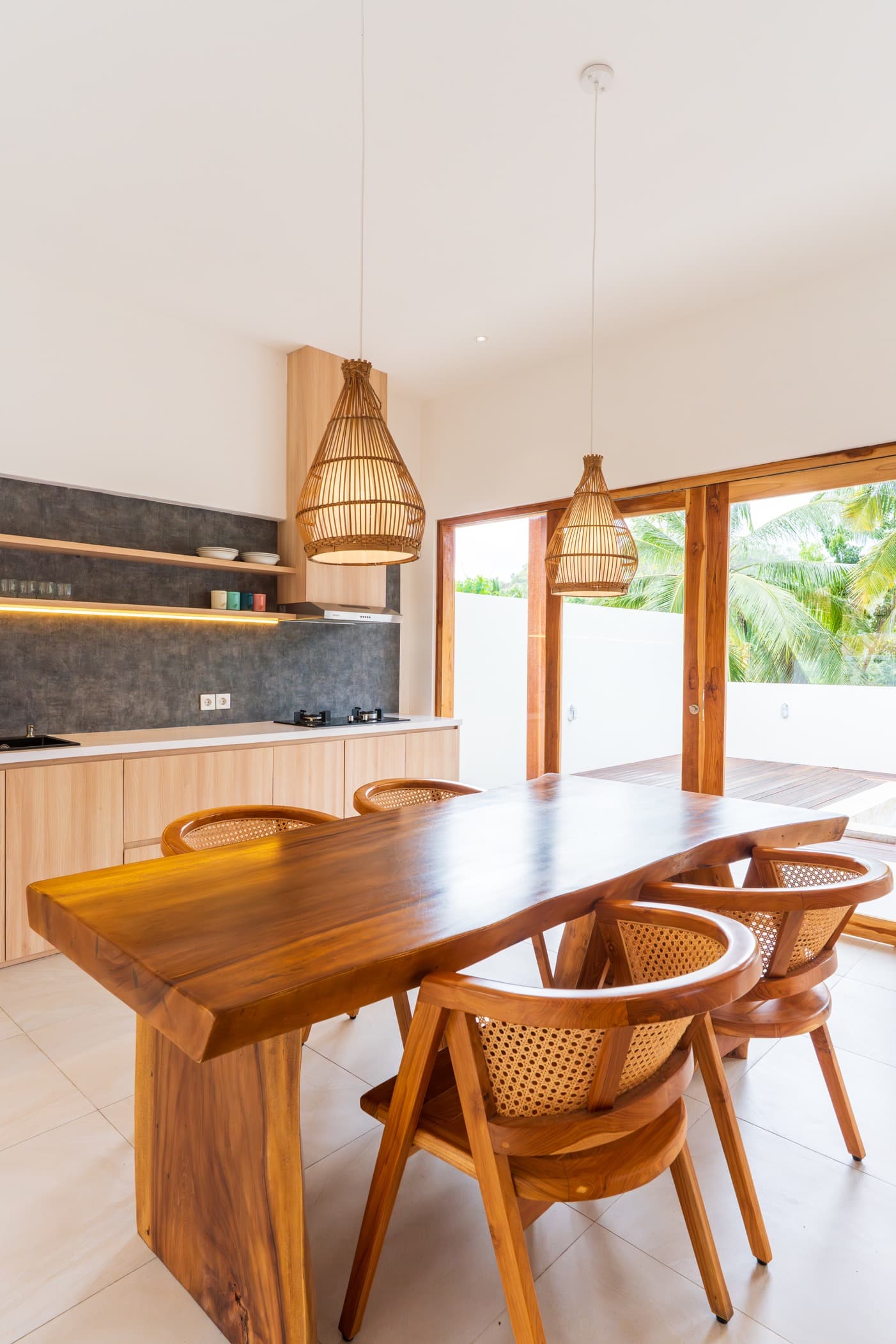 Kitchen & dining area - Namu on The Hill villas 1 Bedroom